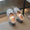 Elegantes zapatos Mary Jane brillantes con lazo para niñas, nuevo estilo dulce de princesa, modernos zapatos pequeños de piel para el uso diario del bebé