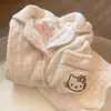 Pijama de Terciopelo Coral Estampado para Mujer en Otoño e Invierno Moda Talla Grande Cálido Traje de Mujer Set de Dos Piezas Engrosado Ropa de Casa Linda