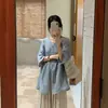 Camisa de lino azul texturizada sin hombros para mujer, nuevo estilo de verano, corte relajado, dobladillo amplio, adecuada para ir al trabajo y protección solar