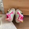 Sapatos infantis quentes 2026 outono e inverno novos forrados com fleece unissex para bebês sapatos de couro sola macia casuais esportivos modernos