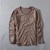Camiseta de Manga Larga Otoño Cuello en V Algodón Puro Estilo Japonés para Hombre Algodón de Bambú Borde Crudo Lavada Moderna Versátil Transpirable