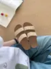 Primeiro encontro com bolinhas estilo coreano! Sandálias Birkenstock de sola grossa estilo férias para mulheres, coleção de verão 2026, design único para combinar com vestidos, sola macia