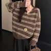 Suéter de punto suelto casual para mujer, a rayas y con bloques de color, manga larga, amigable con la piel, nuevo diseño de nicho Otoño/Invierno con cuello de solapa