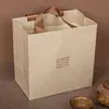 Cartão Preto Revestido com Filme Plástico Preto, Sacolas de Compras com Hot Stamping, Sacolas de Papel para Cosméticos, Perfumes e Pequenos Acessórios, Personalizável com Impressão de Logo, Direto da Fábrica