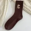 Novos estilos de outono e inverno: Meias de lã quentes, confortáveis e hipoalergênicas para usar em casa, com estampas de letras, adequadas para dormir e recuperação pós-parto, com um design moderno e versátil, e uma sola espessada para conforto ao caminhar no chão.