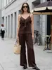 Conjunto de duas peças para o verão: camisola e calça longa com babados