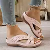 Pantuflas para mujer talla grande, nuevo estilo europeo y americano 2026, tacón de cuña, suela gruesa, caladas, tachonadas, pantuflas de flores, venta al por mayor.