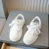 Zapatillas bajas para niños, modelo de otoño, zapatillas deportivas casuales para niños y niñas, suela blanda, antideslizantes, zapatillas blancas para el campus estudiantil