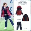 Ropa de jardín para kindergarten Mingteng primavera, otoño e invierno ropa de clase para niños chaqueta traje de tres piezas ropa deportiva para estudiantes de primaria nuevo