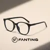 Gafas sencillas de montura redondeada con lentes transparentes, aptas para hombres y mujeres, con montura de PC y patillas lisas, perfectas para el uso diario y disponibles en varios colores.