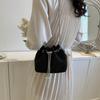 2023 Nova Primavera Urso Simples Bucket Bag Moda Cadeia Crossbody Bag Este Ano Bolsa Pequena Popular Retrô para Mulheres