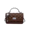 Bolsa de corrente com fecho de nicho estilo coreano para mulheres, nova bolsa de ombro acolchoada da moda, versátil e elegante para o dia a dia, bolsa quadrada pequena transversal