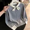 Fotos reales de la colección otoño/invierno 2026: un suéter dulce y de aspecto delicado de manga larga con un pequeño cuello de lazo y ribete de piel de mapache, diseñado para mujeres