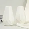 Vaso de Plástico em Formato de Diamante Imitando Cerâmica do Fabricante em Estoque, Ornamento Versátil Vintage para Arranjo de Flores, Vaso de Flores de Alto Valor Estético no Estilo Ins