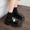 Sapatos de Couro Robustos com Solado Grosso para Mulheres, Novo Estilo Primavera 2026, Estilo Britânico, Sapatos de Couro Slip-On Modernos e Versáteis Atacado