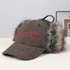 Gorra de Béisbol Peluda con Orejeras, Decoración de Bordado de Letras, Moda Invierno 2026, Elegante, Casual, Versátil