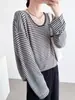 Camiseta Listrada de Manga Longa para Mulheres 2026 Nova Verão Fina Gola U Solta Contraste de Cores Cinza e Branco Top Externo Proteção Solar Cover-Up