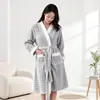 Bata de baño acolchada de terciopelo de burbujas para mujer, engrosada y cálida, con cierre de cinturón, bata larga de forro polar de coral para uso doméstico, bata absorbente para la ducha