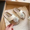 Sandalias para Niñas 2026 Verano Nuevas de Moda Versátiles con Mariposa de Pedrería para Uso en Exteriores, Antideslizantes y Duraderas Zapatos de Playa