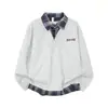 Sudadera de estilo retro americano de dos piezas falsas para hombre, temporada de otoño, con cuello camisero, patchwork a cuadros, sin cierre, casual, versátil, top de manga larga moderno