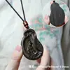 Collar Colgante Guanyin Tathagata Tallado en Sándalo Incrustado con Madera de Águila Estilo Pareja Estilo Chino Collar para Colgar del Cuello