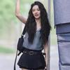 Top coreano gris de cuello en V del mismo estilo de Cai Wenjing con pantalones falda plisados negros, vestido de verano con un conjunto de ropa de moda