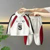 Q057 Conjunto de Moletom Infantil Primavera e Outono 2026 Novo Estilo Conjunto Elegante de Duas Peças para Meninos Roupas Casuais de Outono para Bebês