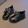 Sapatos de Couro para Meninas Laço Moda Sapatos de Princesa Sola Macia Confortáveis Versáteis Infantis 2026 Novo Estilo Estilo Escolar Mocassins