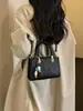 Bolso de mano pequeño versátil para mujer para pedidos extranjeros, nuevo bolso de hombro de moda popular 2026, bolso cruzado cuadrado pequeño elegante