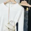 Camiseta de Base Branca de Algodão Puro Simples para Mulheres, Estilo Novo 2026, Camisa de Manga Longa Solta para Usar por Baixo