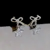 Aretes Flor de Cristal Azul Aguja de Plata, Aretes Dulces Estilo Vacaciones en la Costa, Aretes Simples y Versátiles con un Diseño Único