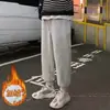 Calças de inverno transfronteiriças para homens, calças jogger de corte solto, versáteis e modernas, forradas com fleece, calças esportivas quentes, calças casuais compridas para homens
