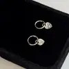 Aretes premium de plata 925 en forma de corazón pequeño con incrustaciones de diamantes, mini ear cuffs aptos para dormir, componentes de cobre con circonia, aretes de aguja de plata