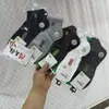 Producto nuevo de primavera y verano yi zhuxing calcetines de algodón de malla de color para hombre y mujer de corte bajo de algodón en stock al por mayor