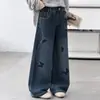Pantalones acampanados de mezclilla bordados con mariposas para niña, nuevo estilo otoño 2026, pantalones largos elegantes para niños mayores, pantalones de pierna ancha hasta el suelo