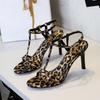126-A17 Sandálias Europeias e Americanas com Estampa de Leopardo de Uma Alça Sexy de Salto Alto Sandálias de Salto Agulha Super Alto com Biqueira Aberta Sapatos Elegantes Femininos