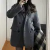 Casaco de lã estilo terninho feminino com bolso na lapela e botões, adequado para baixinhas, na cor cinza, espessado para outono e inverno, estilo moderno