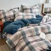 Juego de cuatro piezas de terciopelo de leche con estampado de rayas simples clase A, antiestático para invierno, engrosado para abrigar, y un juego de tres piezas con forro polar adicional para dormitorios
