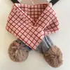 Outono e inverno bola de pele do bebê cruz bonito lenço quente Coreano quadrado floral engrossado cachecol de proteção do pescoço infantil à prova de vento