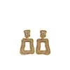 Pendientes geométricos cuadrados huecos con incrustaciones de circonita, sencillos y elegantes para mujer, con un toque de alta gama, versátiles para ir al trabajo y diseño único.