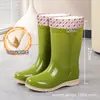 Botas de chuva femininas de cano alto, impermeáveis e antiderrapantes, botas quentes forradas com fleece para água, sapatos longos de borracha para adultos, sapatos de água femininos da moda