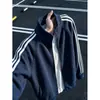 Jaqueta cardigan azul marinho com três listras para homens, adequada para primavera e outono, estilo cleanfit, com gola alta, design de jaqueta de beisebol e patchwork listrado
