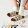 Calcetines de media pantorrilla de primavera y otoño para niños transfronterizos con suelas de bloques de color, simples y versátiles, adecuados para niños y niñas, estudiantes y niños mayores, calcetines deportivos