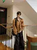 Chaqueta de Trabajo de Gamuza para Hombre en Color Marrón Maillard, Estilo Corto para Primavera y Otoño, Estilo Urbano con un Ambiente Genial, Diseño de Retazos con Cuello de Solapa