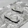 Novas Chinelos de Dedo Sexy com Strass para Verão 2026 para Mulheres, Uso Externo, Estilo Francês, Combina Bem com Saias, Salto Baixo, Sandálias de Praia para Férias