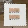 Un par de puntas de uñas hechas a mano estilo francés, color azul marino con diamantes triturados, minimalistas, con zafiros azul tono piel, incrustaciones de diamantes pequeños, borde blanco