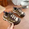 Zapatos Deportivos para Niñas 2026 Invierno Nuevo Estilo Más Terciopelo Segunda Capa de Algodón Zapatos Infantiles para Niños Suela Suave Antideslizante Hebilla Giratoria Zapatos Casuales