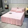 Cubrecama estilo falda de cama de seda lavada de color liso, cubrecama de seda helada de una sola pieza para verano, protector de borde de cama de 1.68 m x 2.0