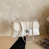 La popular bolsa cruzada para axilas de nicho transfronteriza de este año para mujer, nueva bolsa versátil de verano de lujo ligero para el trabajo, de hombro y cruzada
