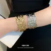 Estilo europeu e americano, pulseira circular aberta plissada de metal exagerada, um acessório luxuoso e de alta qualidade, moderno e intrincadamente desenhado, uma joia única para mulheres